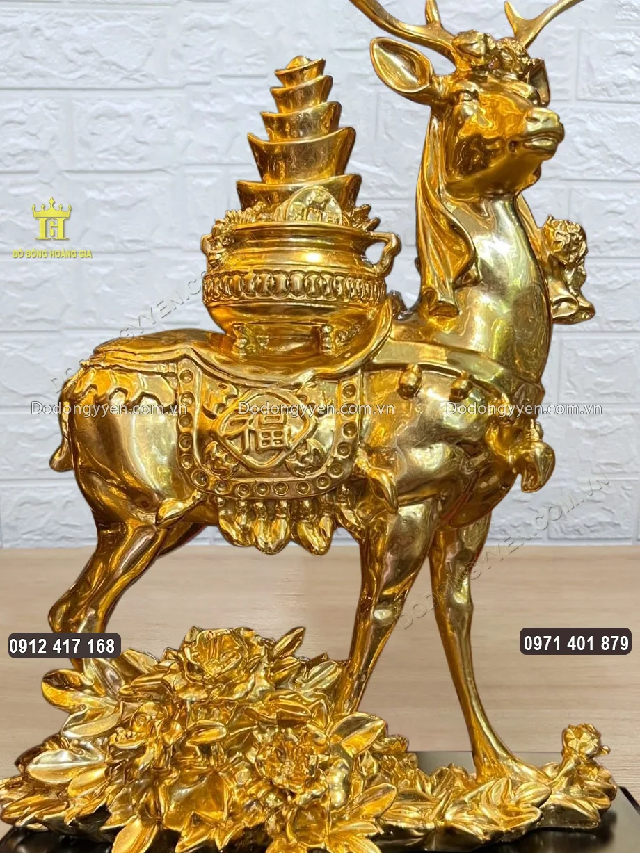 Tr&ecirc;n lưng linh vật Hươu c&otilde;ng hũ v&agrave;ng mang &yacute; nghĩa t&agrave;i lộc
